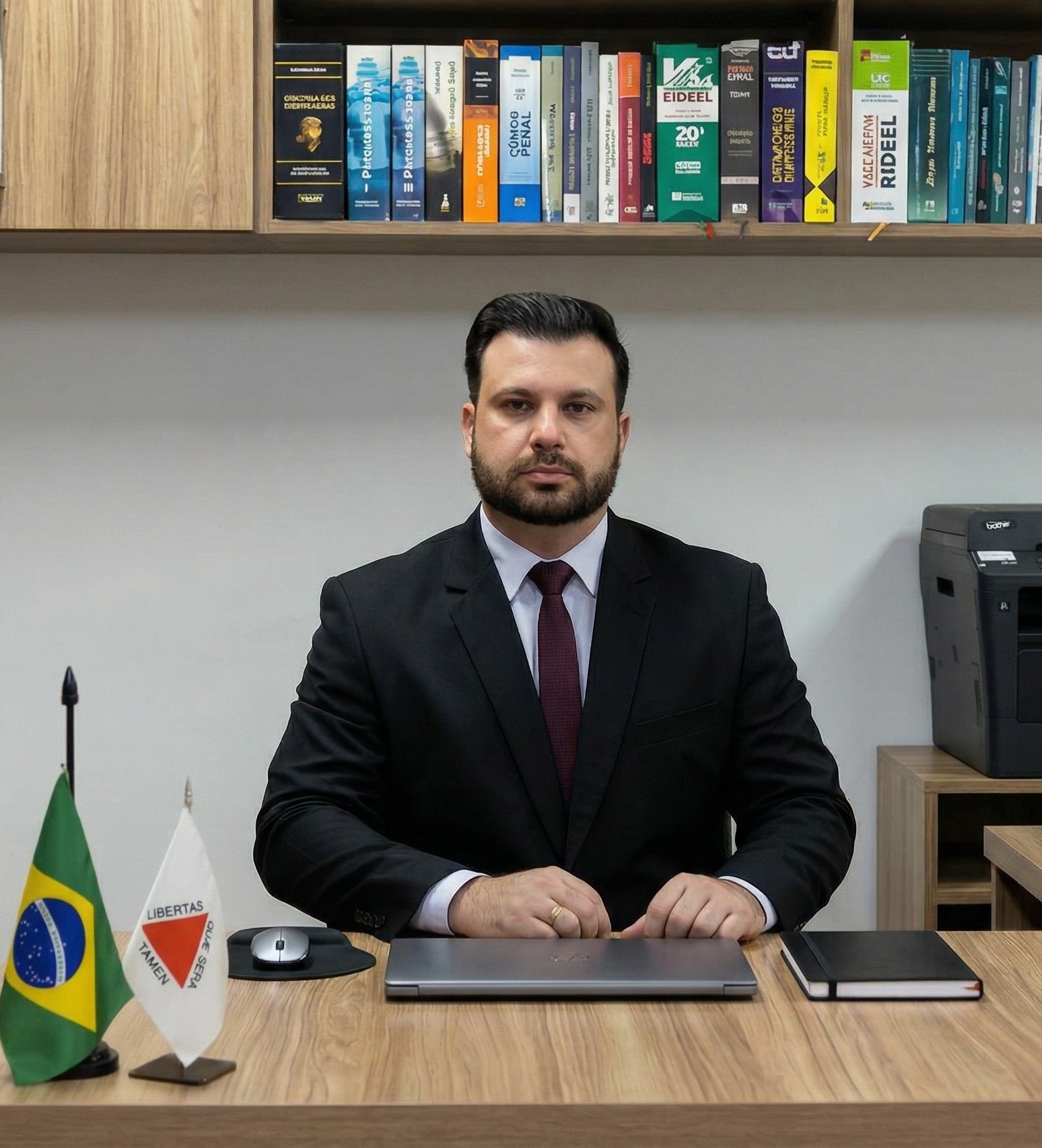 Dr. Everaldo Moura no escritório Braz e Moura